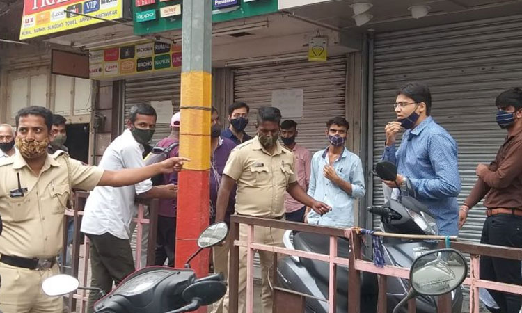 Pune News | Shops on laxmi Road open after 4 pm despite restrictions ?; Shopkeeper- Verbal confrontation with the police