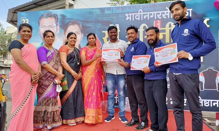 Pune News | Akhil Kale Borate Nagar Pratishthan conducts grand blood donation camp and eye check-up camp on the occasion of Ashwini Yogesh Suryavanshi's birthday