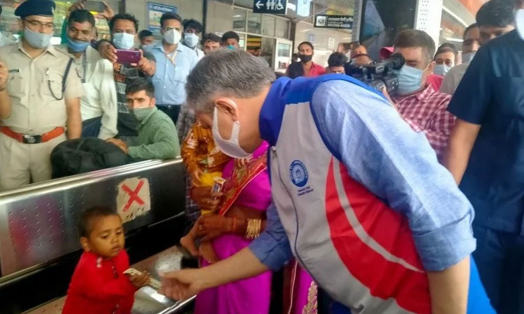 PM Modi's Birthday | railway minister ashwini vaishnav distributed chocolates to children at the new delhi railway station on occasion of pm modi birthday