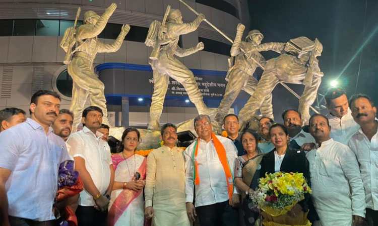 Pune News | 'Jai Hind Vijay' sculpture in Dhankawadi from the concept of corporator Varsha Tapkir; The dedication was held at the hands of BJP state president Chandrakant Patil and in the presence of many dignitaries