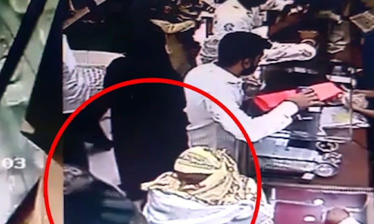 Pune Crime | Two women and a boy arrested for stealing crores of gold from a jeweler's shop in Raviwar Peth, Pune, captured on CCTV, watch the video