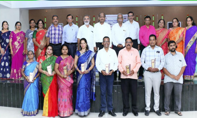 Pune News | The Poona Gujarati Kelvani Mandal honors teachers and non teaching staff with 'Adarsh ​​Shikshak' award