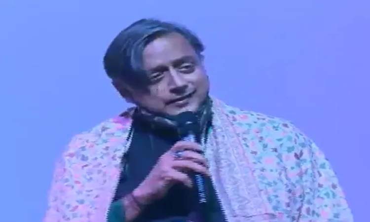 Shashi Tharoor | when shashi tharoor sang ek ajnabee hasina se mulakat ho gayi hear his melodious voice