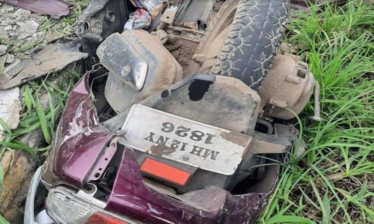 Pune Incident | Four-wheeler collides with two-wheeler due to brake failure; Incident in Katraj Ghat, in a deep valley directly with a two-wheeler rider