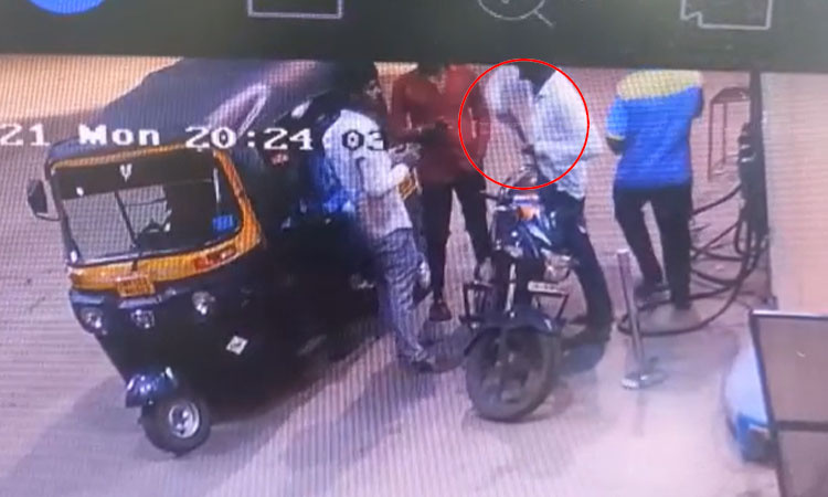 Pune Crime | The goon stopped the pistol after asking for an answer to hit the rickshaw; Incident at petrol pump at Kondhve Dhavade