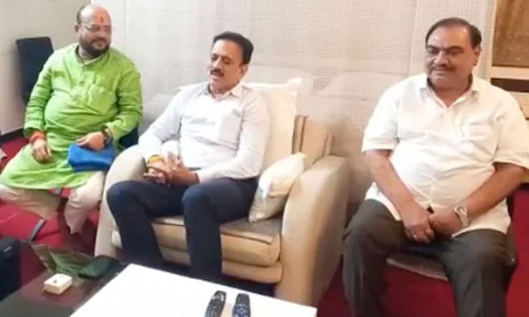 Jalgaon Politician | jalgaon district bank election gulabrao patil girish mahajan and eknath khadse at a joint meeting
