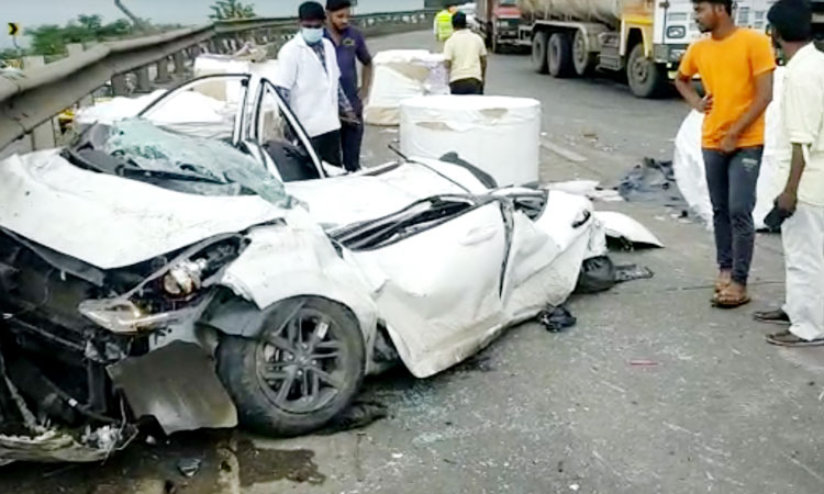 Pune-Mumbai Expressway | A large reel of paper from the trailer fell on the car, killing one; Traffic congestion in the ghats