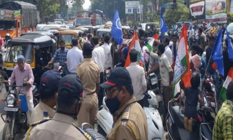 Maharashtra Band | Pune-Solapur road jam at Fatimanagar Chowk due to Mahavikas Aghadi's two wheeler rally