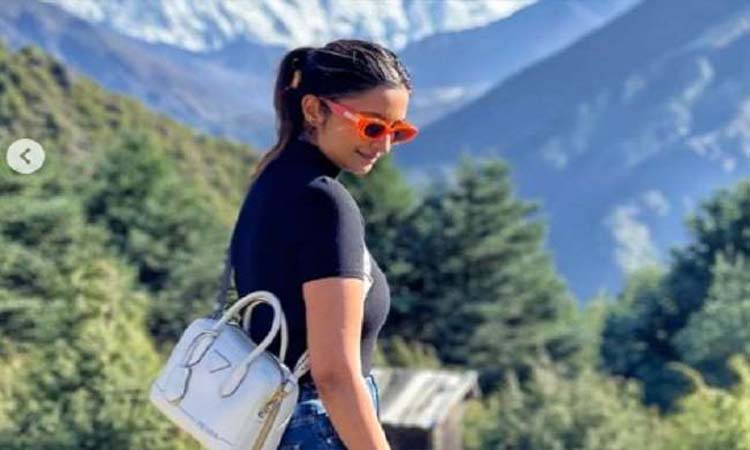 Parineeti Chopra | parineeti chopra shares pictures while admiring mount everest says you taught me a lesson in humility
