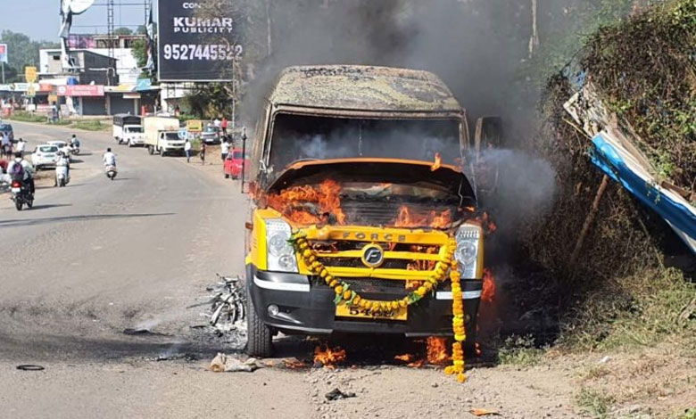 Pune Fire News | The 17-seater minibus carrying the bride and groom caught fire in the blaze
