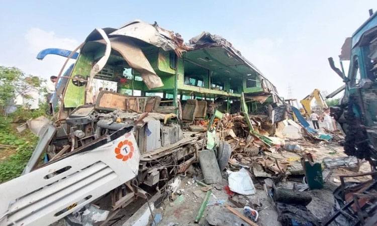 Accident News | accident truck and passenger bus crash barabanki 8 killed spot