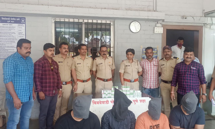 Pune Crime | Illegal sale of drugs for 'Six Pack'! Pune police arrest four; 211 bottles of drugs and cars seized (video)