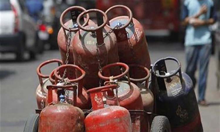 Pune Talegaon Dabhade Crime | Talegaon Dabhade: Black market of gas started behind Gram Panchayat, one arrested