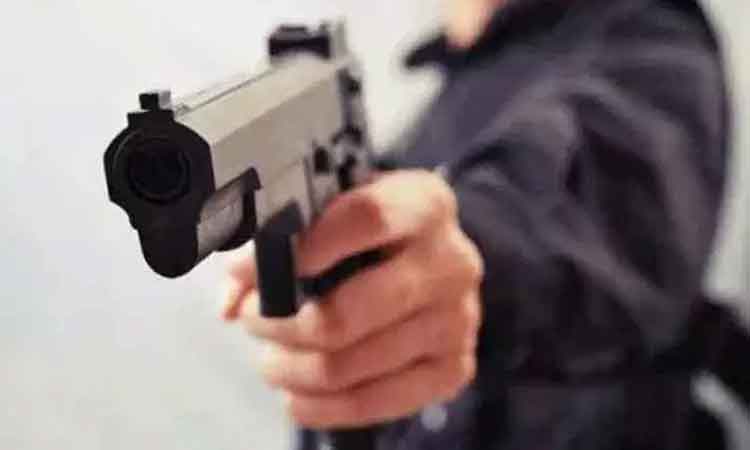 Pune Crime Young man beaten with baseball stick in Hadapsar Types of threatening with a revolver by stealing a bag of Rs 50,000