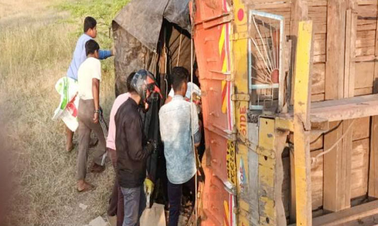Pune Accident | truck overturned on Baramati Patas Highway