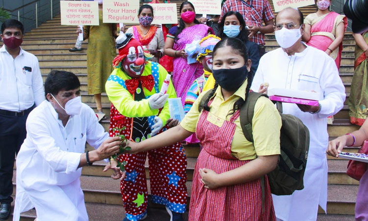 Pune School Reopen | Rajiv Gandhi Academy of E-Learning celebrates 'Pravesh Utsav' with clowns