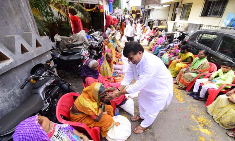Pune News | Gift of household items to 2000 women on the occasion of diwali; Innovative initiative of PMC Congress group leader Aba Bagul