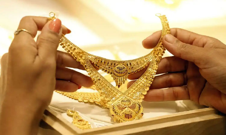 Pune Crime | A woman made a gold knot worth Rs 2.70 lakh from a famous jewelery shop in Raviwar Peth, Pune