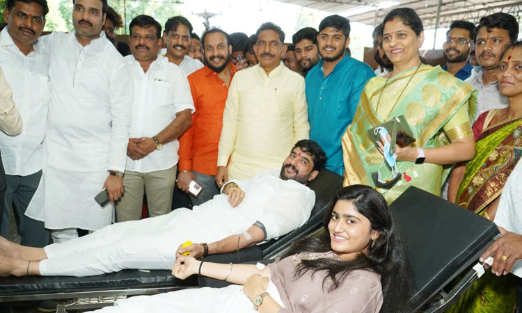 Mayor Muralidhar Mohol | Mayor's decision to donate blood fulfilled by Punekars! Blood donation in the form of blood donation on Muralidhar Mohol, blood donation from 3860 people; blood donation from the mayor along with her daughter !
