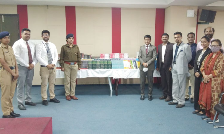 Symbiosis Law College | Books donated to Yerawada Jail by Symbiosis Law College