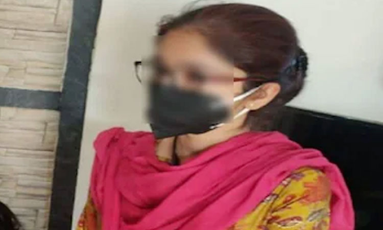 Bribe Case | woman sub engineer caught red handed while taking 5000 rs bribe indore mp