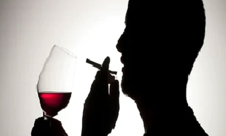 Smoking-Drinking Alcohol | aiims psychiatrist says smoking and drinking alcohol can decrease pain and stress but the effects are adverse