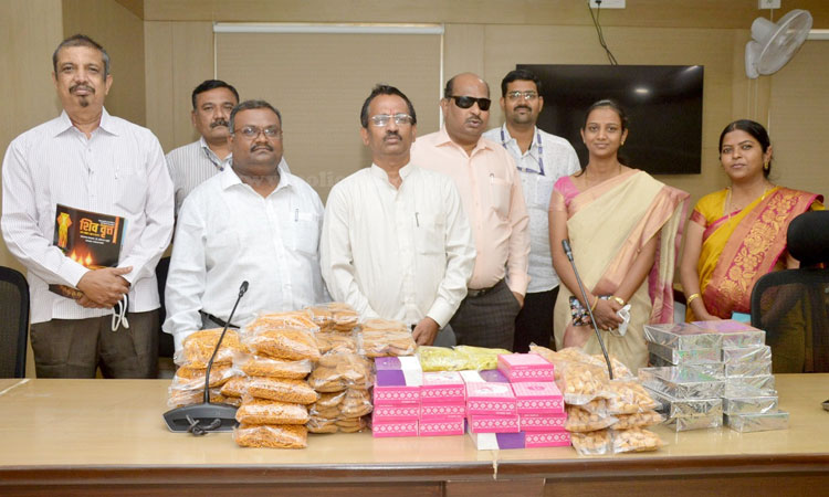 Pune Corporation | The Municipal Corporation's Municipal Secretary's Office distributed Diwali Faral to the soldiers and sweets to the cleaning envoys