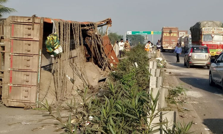 Solapur Crime | Terrible accident of truck-tanker near Tembhurni bridge in Madha taluka; 5 killed on the spot and 6 injured