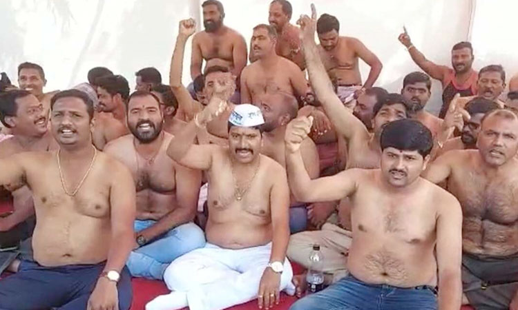 Pune ST Workers Strike | Half naked agitation of ST workers at Wakdewadi in Shivajinagar, Pune (Video)