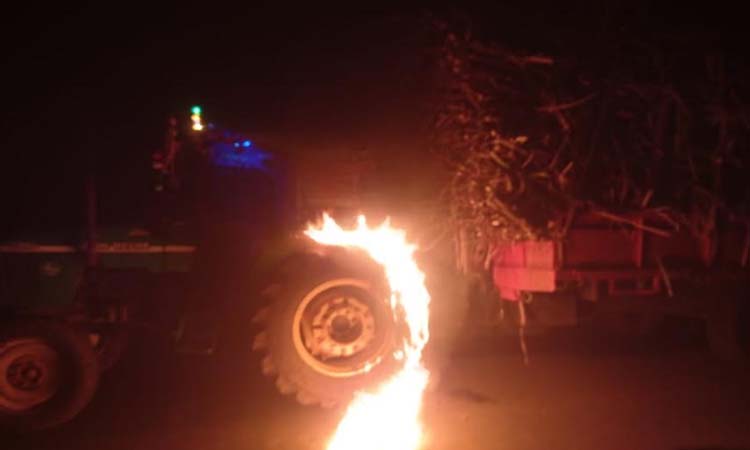 Sangli News | FRP agitation on a violent turn in Sangli district; Rajarambapu sahakari sakhar karkhana, Kranti set fire to the tractors of sugar factories
