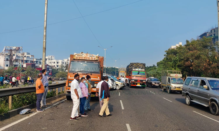 Pune Navale Bridge Accident | three dead in accident near Navale Bridge bhumkar Bridge pune