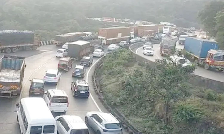 Mumbai-Pune Expressway | mumbai pune expressway traffic jam long queues of vehicles