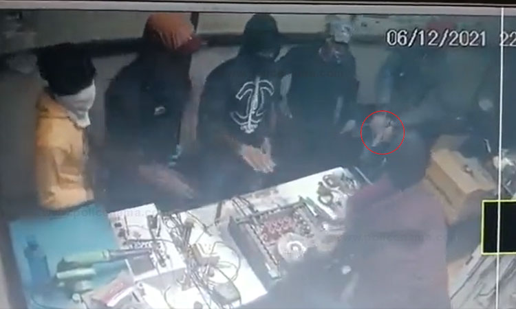 Pune Crime | shop looted on gunpoint incident caught in cctv watch video aalephata of pune district
