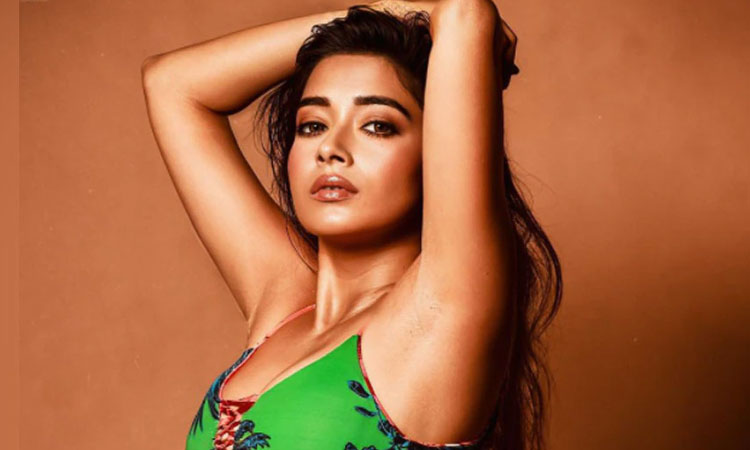 Tina Dutta | tina dutta raised her hand wearing a bralette oops moment to pose