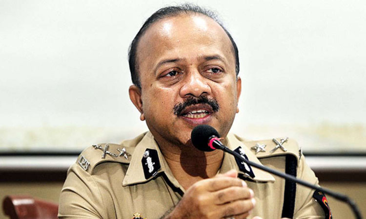 Mumbai Crime | fir lodged against acp deepak phatangare and ips officer deven bharti