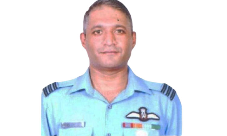Army Helicopter Crash | IAF group captain varun singh injured in military chopper crash was awarded shaurya chakra he in in hospital
