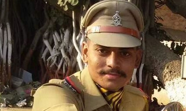 Maharashtra Police Bad luck A 34 year old police sub inspector (PSI) Anil Gangadhar Kirwade died and a police man injurder after falling from a ladder