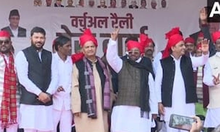 Uttar Pradesh Election 2022 swami prasad maurya dharam singh saini other bjp mlas join samajwadi party in presence of akhilesh yadav