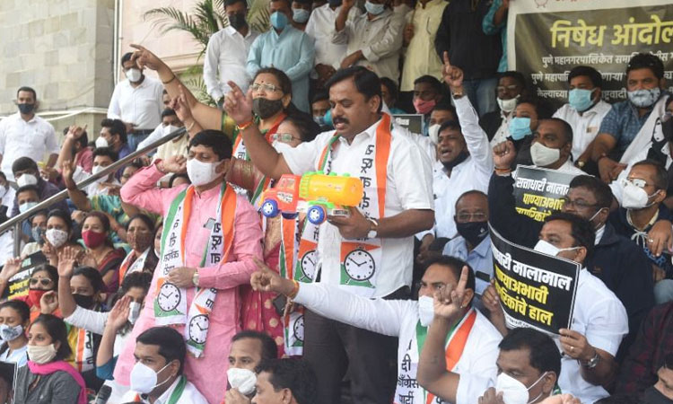 Pune Corporation | Water scarcity in 23 villages included in Pune Municipal Corporation! Agitation in NCP on behalf of 'NCP'; Symbolic tanker gift to Additional Commissioner