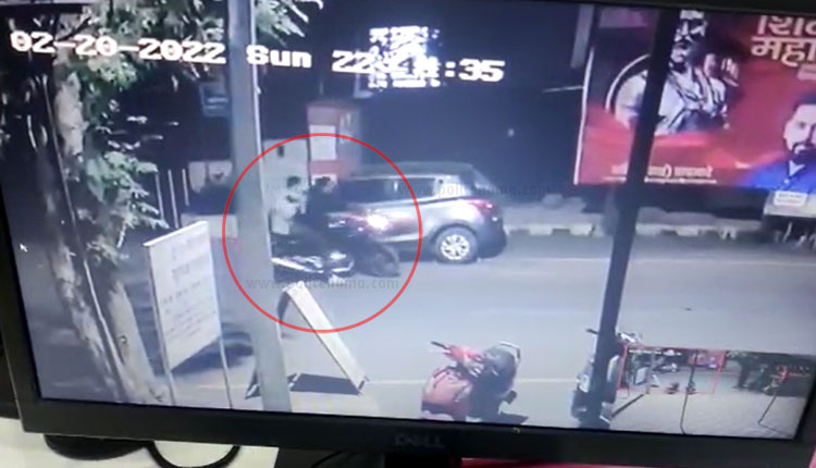 Pune Crime | Attack on the vehicle of the District Organizer of the vanchit bahujan aghadi; CCTV captured the actions of the two who came from a motorcycle