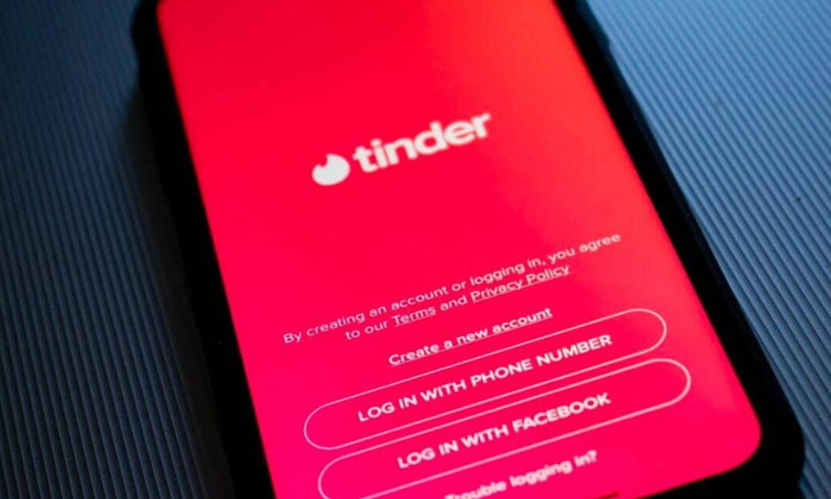 Pune Crime 50 year old man keep sexual relation with young lady after friendship through tinder dating app in pune crime news