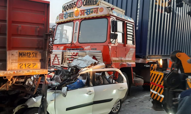 Mumbai Pune Expressway Accident News | mumbai pune expressway accident news 6 vehicles collided with each other four dead form solapur borghat khopoli highway police