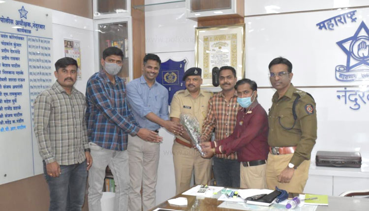 Nandurbar Police | Nandurbar Police felicitated for recovering Rs 1 lakh stolen
