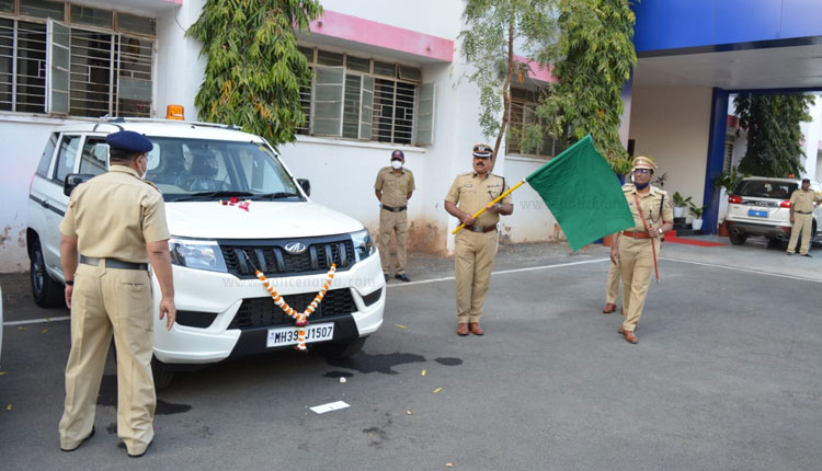 Nandurbar Police | Under 'Aaple Police' scheme, Nandurbar police force got 4 new vehicles, IG B.G. Shekhar Patil showed the green flag