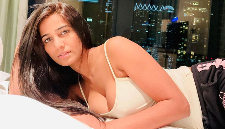 Poonam Pandey Oops Moment | poonam pandey Oops moment dress slid in front of the camera video viral