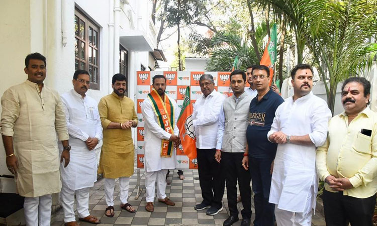 Pune Political News Big blow to Pune city Congress on the eve of PMC elections PMC Congress group leader Arvind Shinde s nephew Pranay Shinde joins BJP