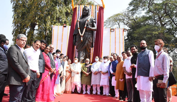 Savitribai Phule Pune University (SPPU) | Full size statue of Savitribai Phule unveiled! Every effort is required for the betterment of the poor people Governor Bhagat Singh Koshyari