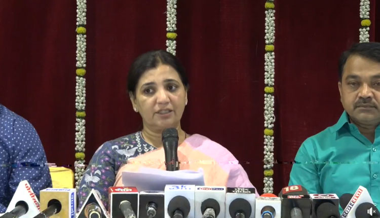 MLA Madhuri Misal | Permission to work in private societies with government and municipal funds; Demand by MLA Madhuri Mishal in Budget Session (Video)