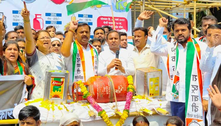 Pune NCP | On behalf of the Nationalist Congress Party, a symbolic march was held against the price hike of Essential Commodities, while the activists protested by shaving their heads