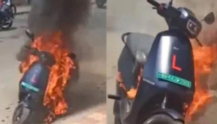 Ola Electric Scooter Fire In Pune Ola Electric Scooter Catches Fire In Pune Road Sound Of Explosion Video Viral People Raise Safety OLA Give Statement On The Incident